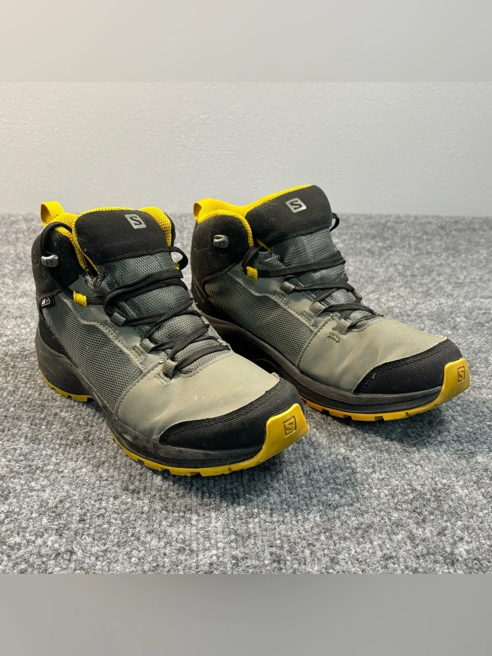 Salomon Outward CSWP Waterproof Hiking Boots Mens US 6 Gray Yellow Mid Trail